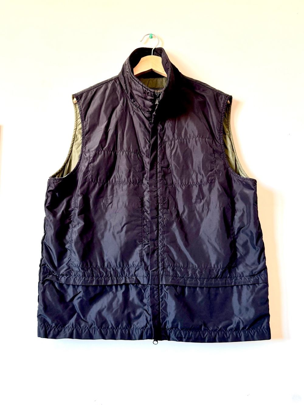 Banana Republic Sz L Men’s 100% Nylon Zip-Up Utility Vest.